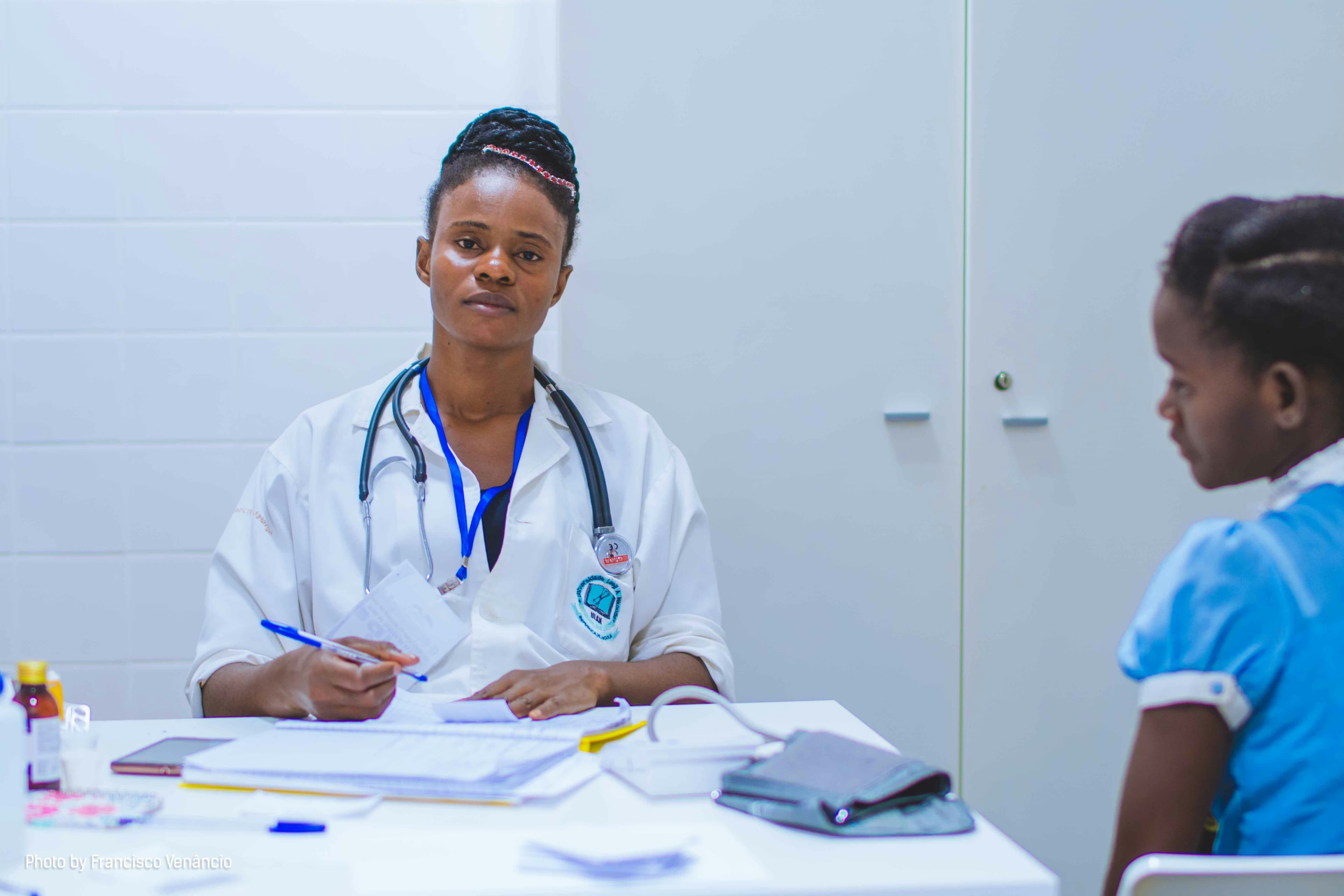Nurse registering a patient on admission using VisioRad AI